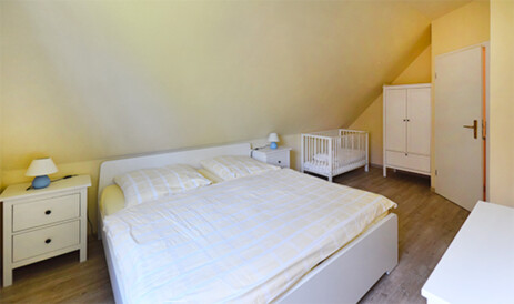 Kinderzimmer mit getrennten Betten und Spielecke